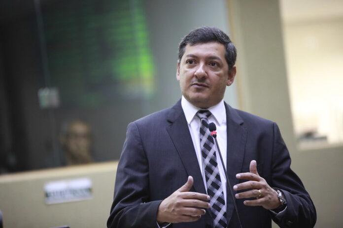 O deputado Felipe Souza assume o comando do Podemos no Amazonas, reforçando a base de Wilson Lima e articulando estratégias para as eleições de 2026.