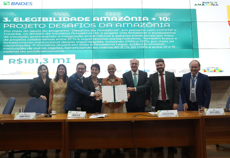 O Fundo Amazônia anunciou R$ 350 milhões para projetos de sociobioeconomia e inovação, beneficiando 5 mil famílias e cooperativas na Amazônia Legal.