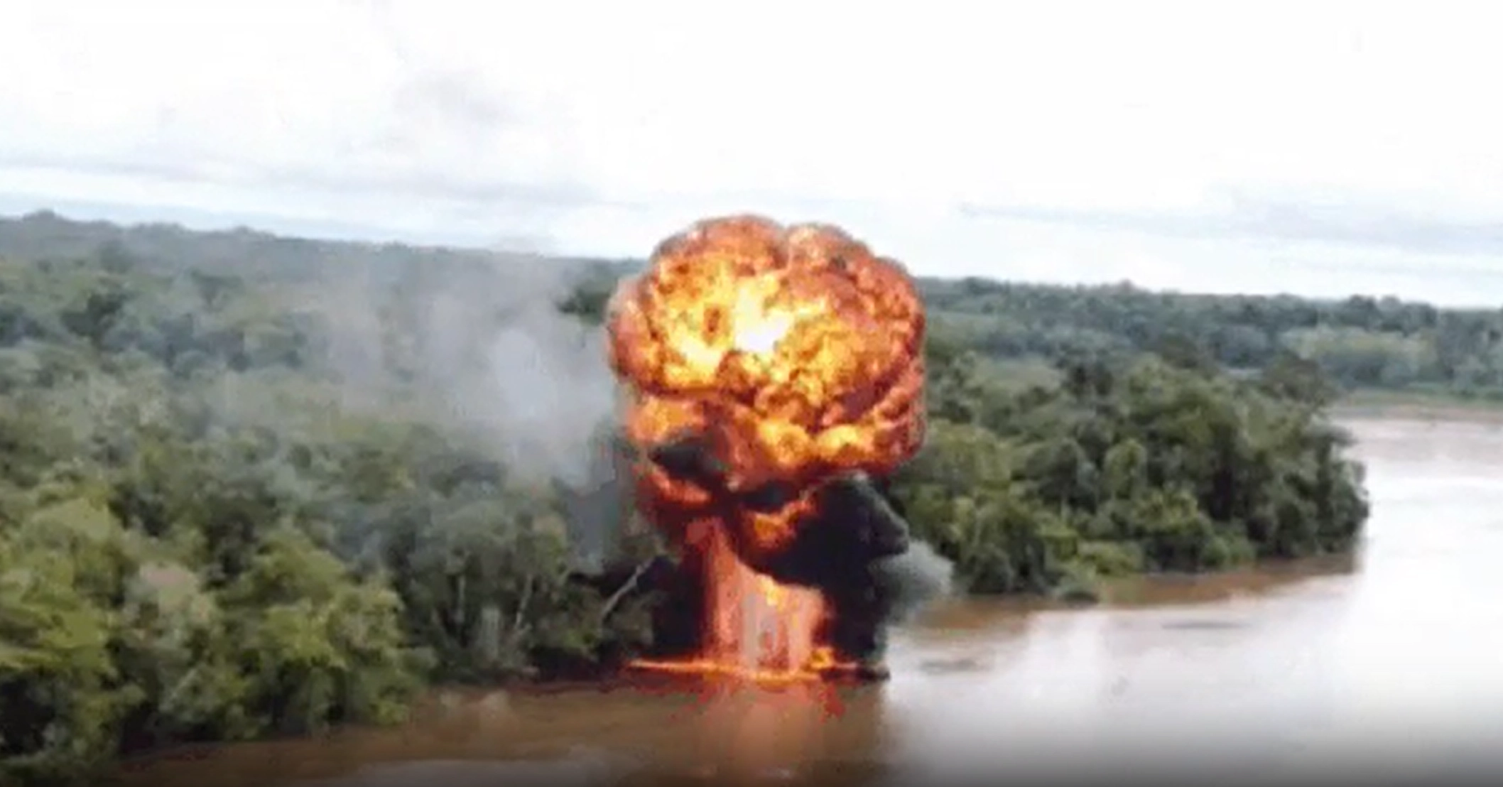 Operação contra garimpo ilegal na Amazônia destrói dragas e balsas em área protegida no Amazonas e expõe ligação com facções criminosas.