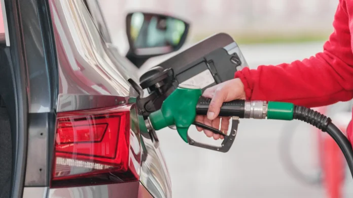 O preço da gasolina em Manaus recuou para R$ 6,99 nesta semana. Confira os detalhes sobre a queda nos combustíveis, o impacto da guerra e as medidas do governo.