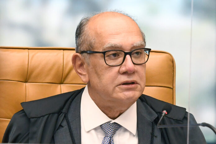 Gilmar Mendes entra com ação contra o senador Alessandro Vieira por abuso de poder após relatório da CPI do Crime Organizado pedir indiciamento de ministros.