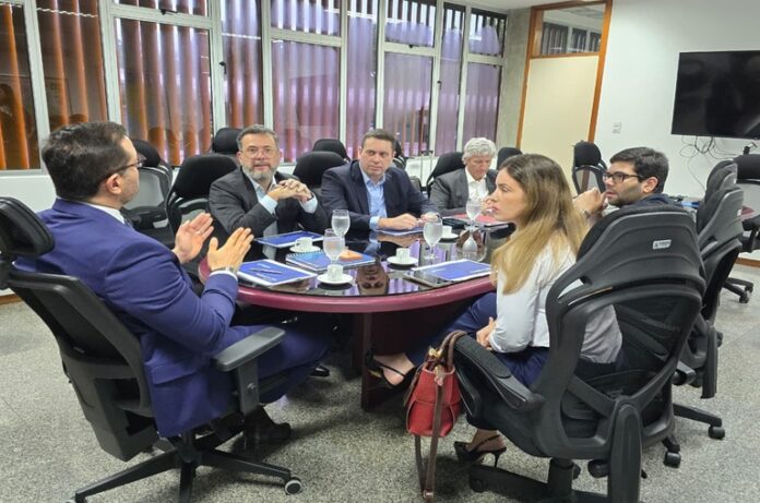 Hypera Pharma avança com fábrica em Manaus e apresenta projeto à Suframa, focando na diversificação do setor farmacêutico na Zona Franca.