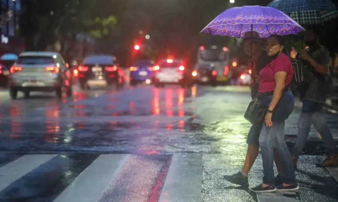 O Inmet emitiu alerta laranja para chuvas intensas em nove estados.