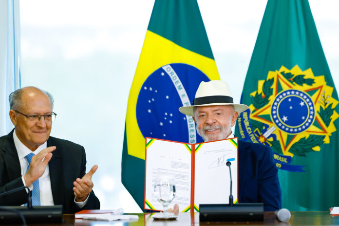 Acordo Mercosul-UE é promulgado por Lula e entra em vigor em 1º de maio, criando uma das maiores zonas de livre comércio do mundo.