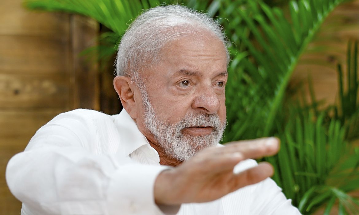 Lula confirma que governo vai anular leilão da Petrobras após venda de gás com ágio de 100%. Medida visa proteger preços para o consumidor e conter inflação.