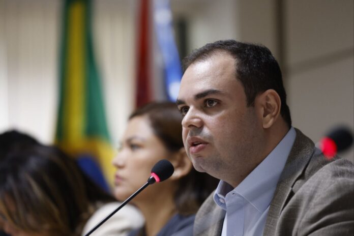 Governo do Amazonas concede reajuste salarial de 4,14% para segurança pública e promove 713 militares. Saiba mais sobre o impacto na folha e benefícios.