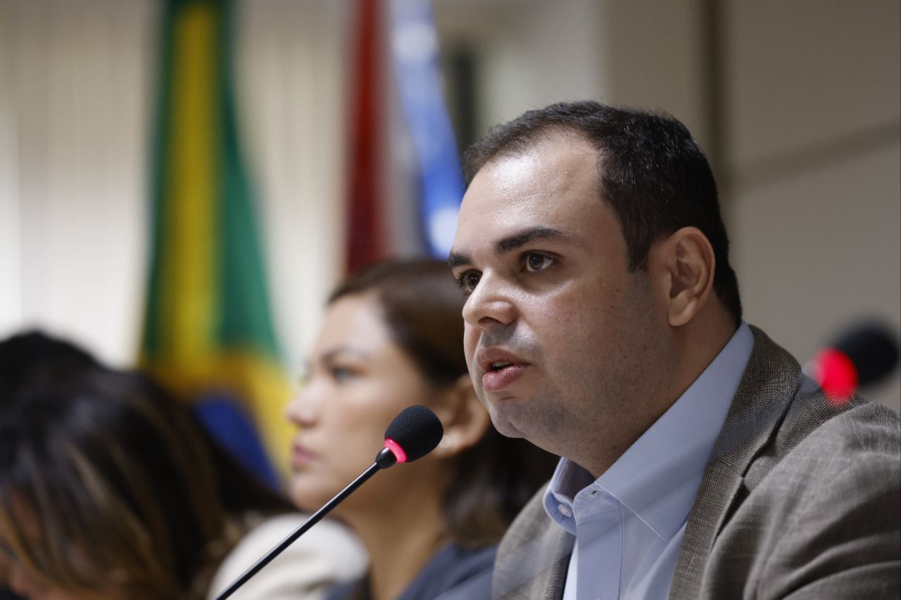 Governo do Amazonas concede reajuste salarial de 4,14% para segurança pública e promove 713 militares. Saiba mais sobre o impacto na folha e benefícios.