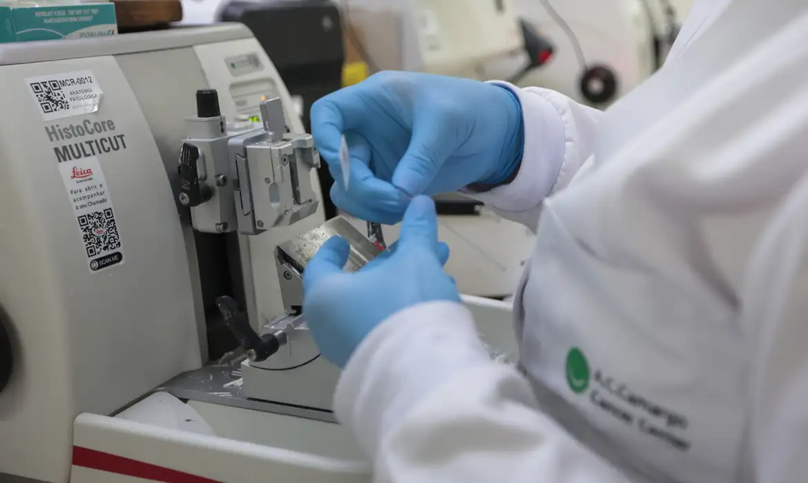 A nova Lei do Câncer moderniza o SUS e amplia o acesso a vacinas e terapias avançadas.