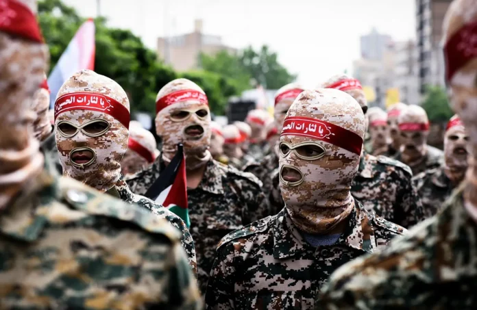 O governo do Irã negou ter solicitado um cessar-fogo aos EUA. Trump condiciona trégua à liberação do Estreito de Hormuz. Confira os detalhes do conflito.