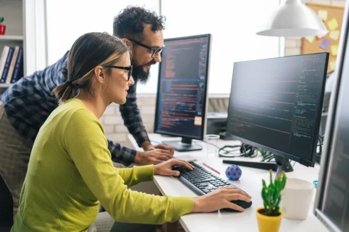 Entenda o que é context engineering e como essa técnica estrutural transforma a precisão da inteligência artificial para resultados profissionais.