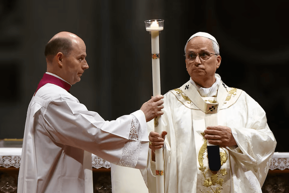 O Papa Leão XIV presidiu sua primeira missa de Páscoa, alertando o mundo contra a indiferença à violência e pedindo o desarmamento global imediato.