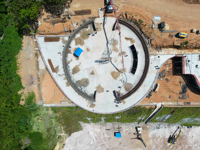 A construção do Parque Encontro das Águas em Manaus avança com a concretagem da cúpula da Oca Niemeyer.
