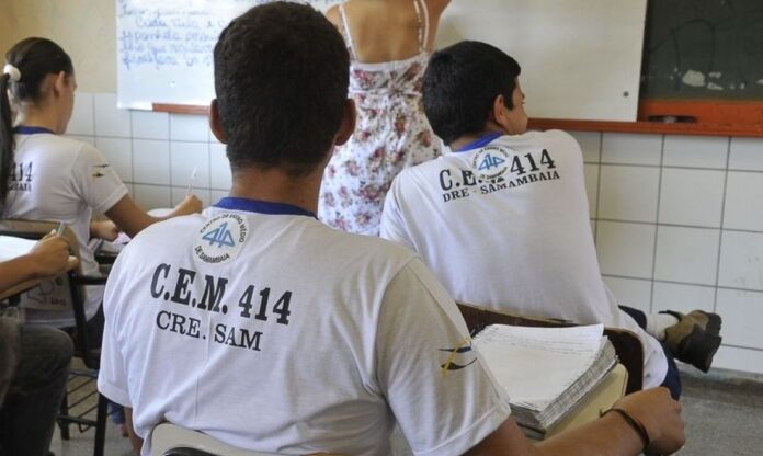 O programa Pé-de-Meia reduziu o abandono escolar em 43% e a reprovação em 33%.