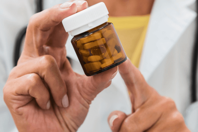 A FDA aprovou a pílula de emagrecimento da Eli Lilly. Conheça os detalhes do novo tratamento oral que promete revolucionar o mercado farmacêutico global.