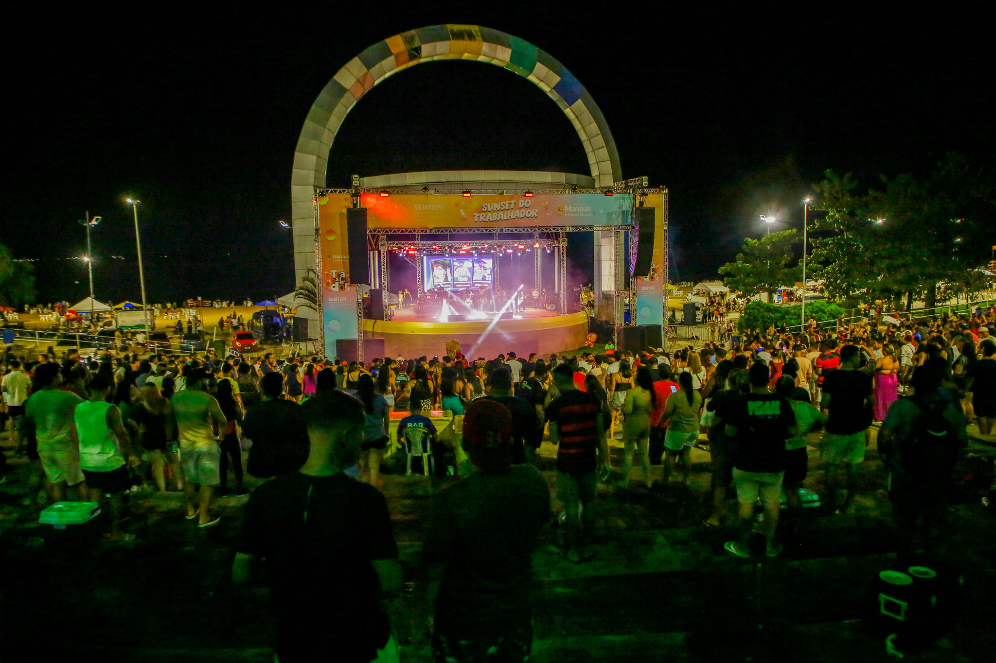 A Festa do Trabalhador em Manaus terá shows, Fit Dance e feira gastronômica na Ponta Negra no dia 1º de maio