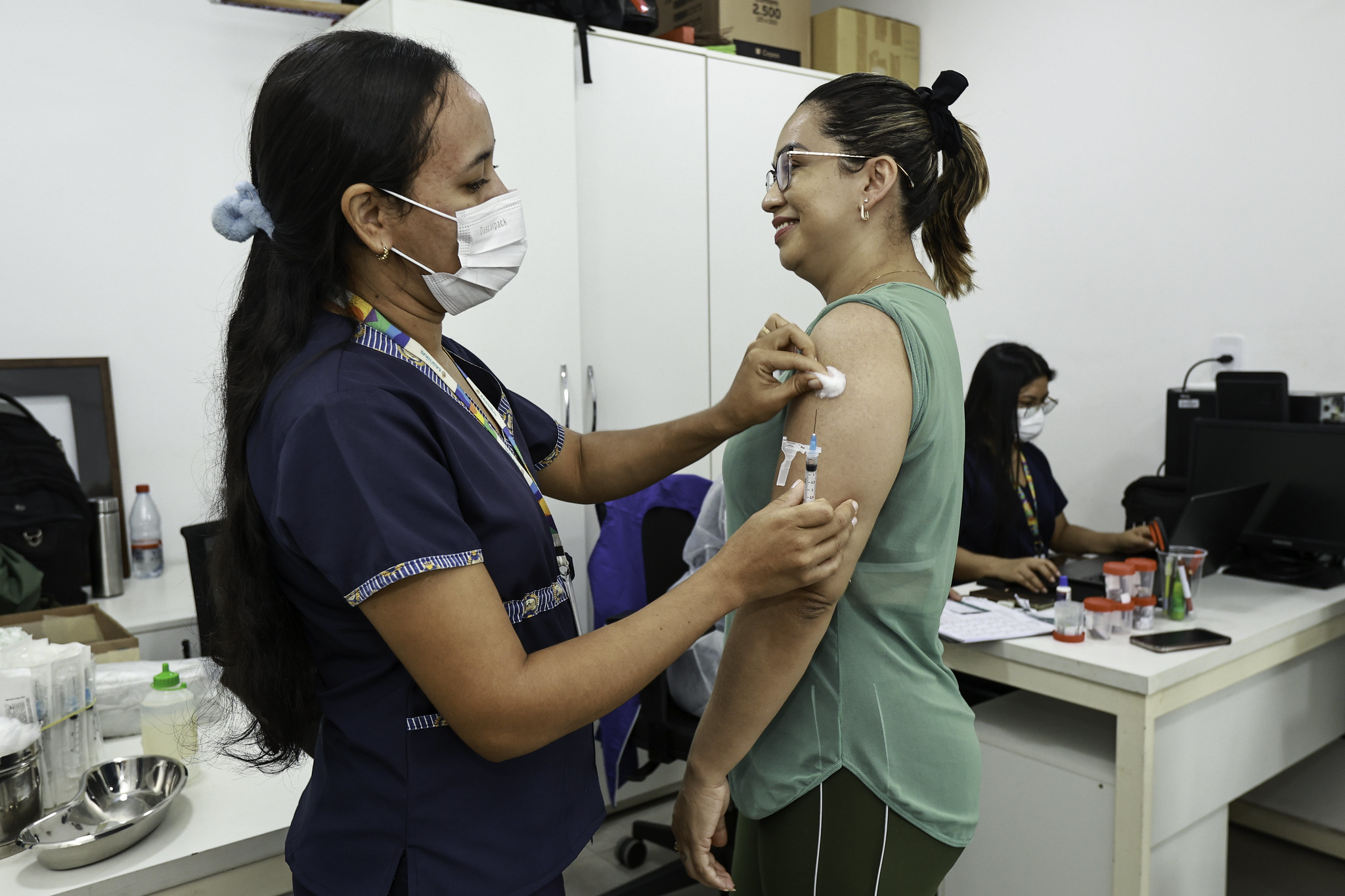Ação da Prefeitura de Manaus reúne saúde, cidadania e serviços gratuitos na Ponta Negra com apoio do Exército