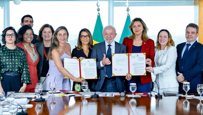 Lula sanciona leis contra violência contra mulheres, com monitoramento de agressores e criação do crime de vicaricídio