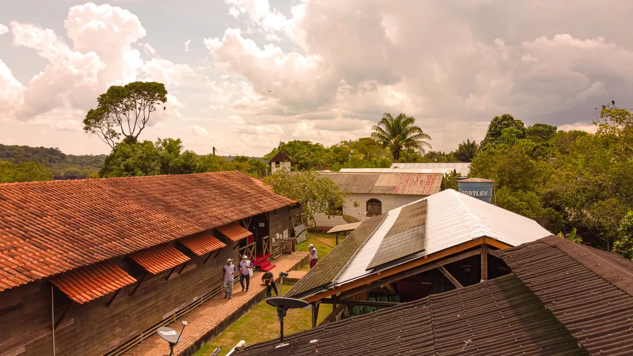 Conheça a fábrica de gelo movida por energia solar em Iranduba.