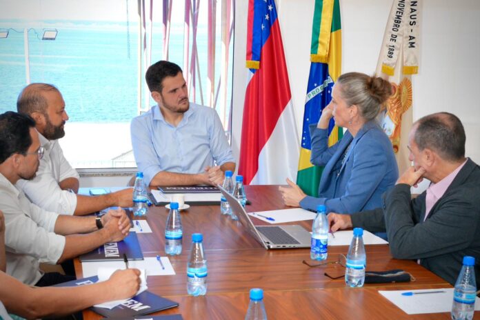 Renato Junior discute com BID investimentos para ampliar a educação em Manaus, com 14 novas obras e foco nas zonas Norte e Leste.