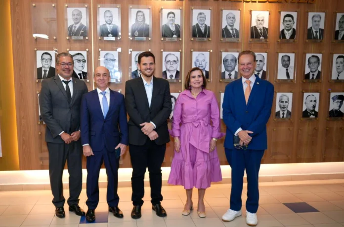 O prefeito Renato Junior visitou o TCE-AM para discutir melhorias em Manaus, reforçando a transparência e a harmonia entre os poderes para o desenvolvimento local