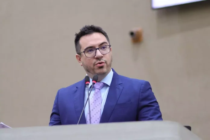 O vereador Rodrigo Guedes entra no Republicanos com apoio de Amom Mandel para disputar vaga na Aleam. Confira os detalhes da movimentação política no AM.