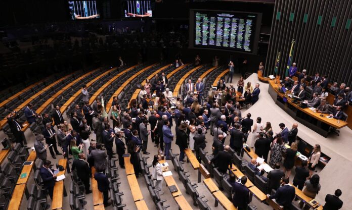 Congresso derruba veto ao PL da Dosimetria e altera cálculo de penas do 8 de janeiro, podendo beneficiar condenados por tentativa de golpe.