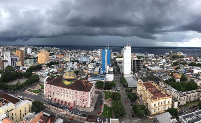 A Prefeitura de Manaus decreta situação de emergência por 180 dias após chuvas superarem a média em 100mm.