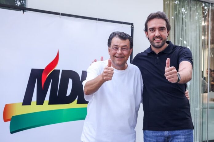 O deputado estadual Thiago Abrahim oficializa filiação ao MDB após deixar o União Brasil. Confira os detalhes da mudança e a parceria com Eduardo Braga.
