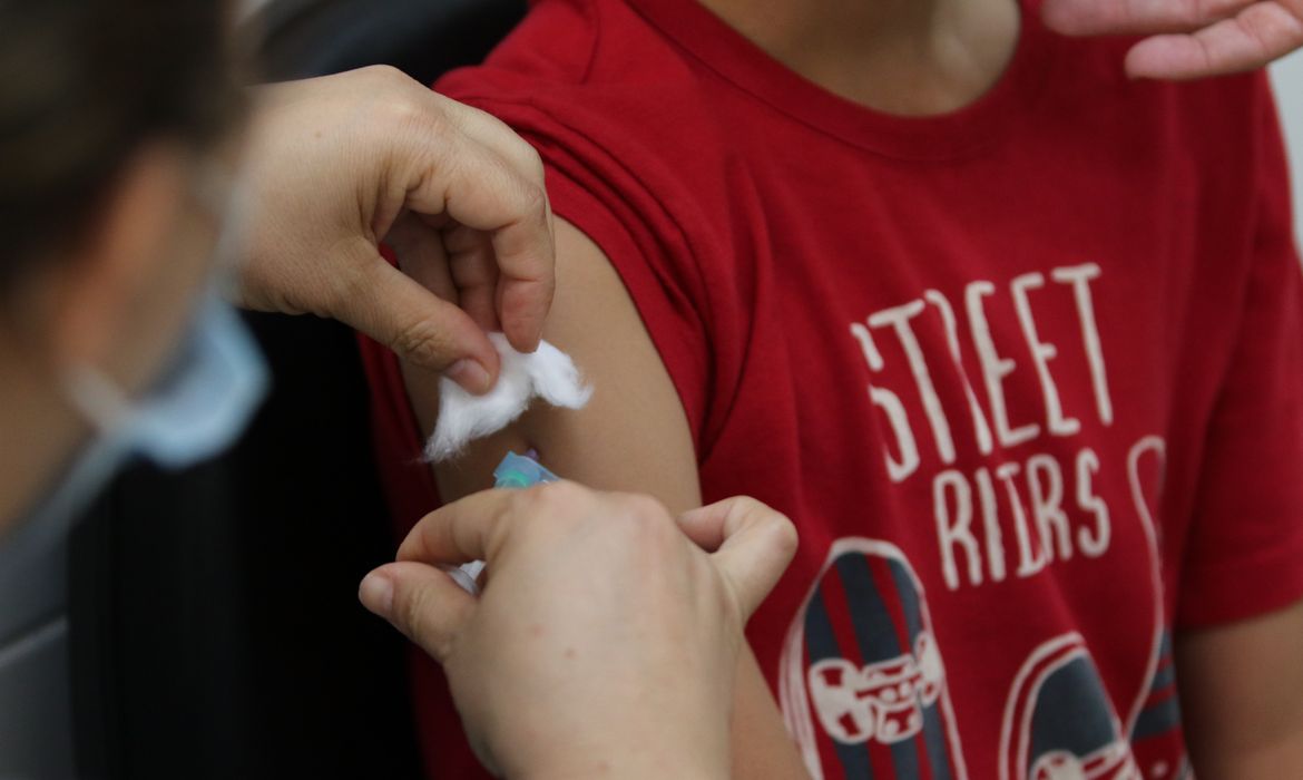 A campanha de vacinação nas escolas busca imunizar 27 milhões de jovens até dia 30.