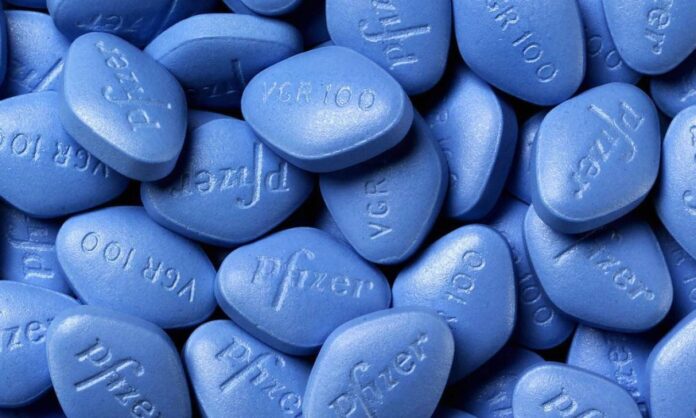 Viagra surgiu por acaso em estudos cardíacos e virou referência contra disfunção erétil; entenda efeitos, riscos e mitos.