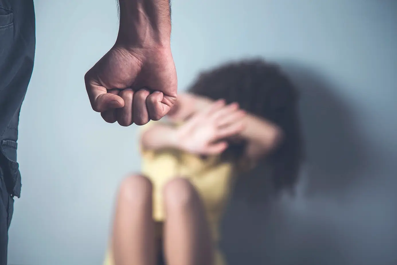 Confira a nova lei aprovada pela Aleam que obriga o agressor a pagar despesas médicas e moradia de vítimas de violência doméstica no Amazonas.