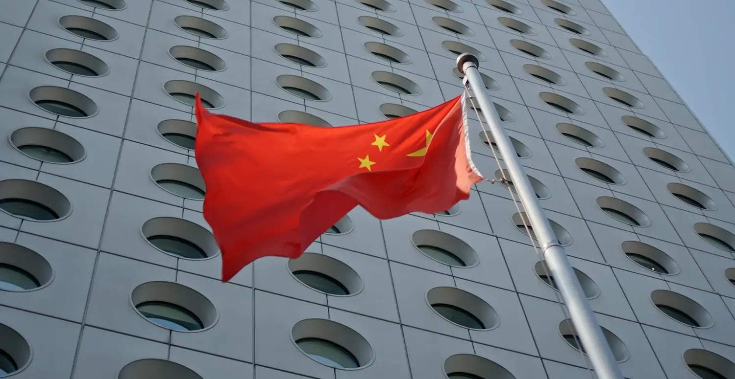 Inteligência dos EUA indica que a China prepara o envio de sistemas de defesa aérea ao Irã através de países terceiros durante o atual cessar-fogo.