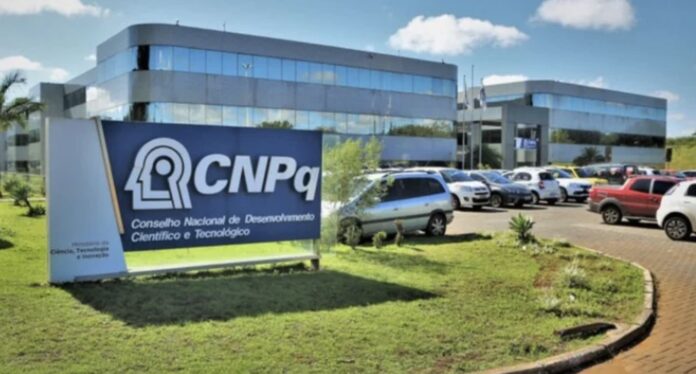 O CNPq lança novo edital de R$ 120 milhões para bolsas de pesquisa científica em 2026.