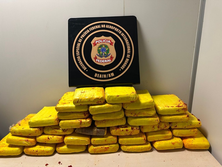 A PF apreendeu 37 kg de skunk no Aeroporto de Manaus em malas com pimenta. Um passageiro foi preso e a polícia busca o segundo envolvido que fugiu.