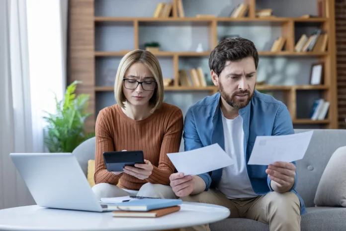 O endividamento das famílias brasileiras atingiu recorde de 80,4% em março.