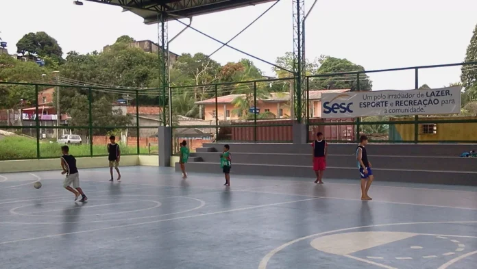 Sesc Amazonas abre vagas gratuitas para esportes em Manaus. Inscrições incluem natação, futsal e mais para jovens de 7 a 17 anos.