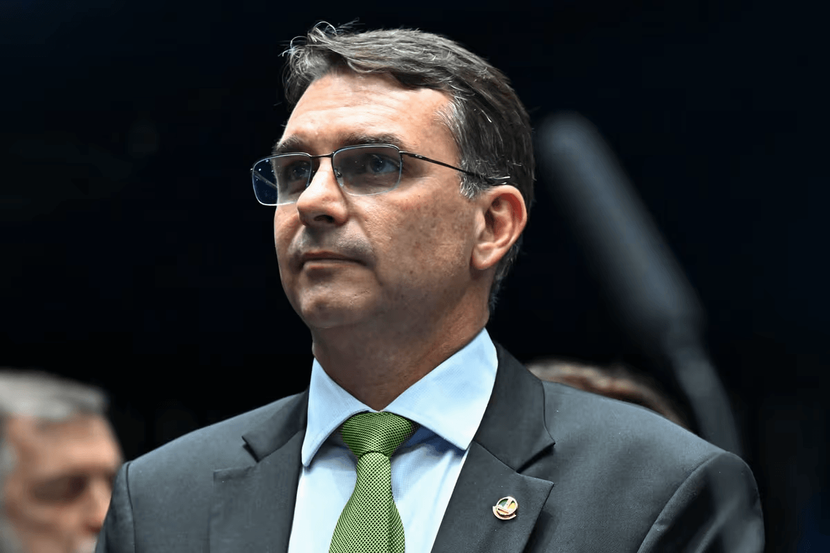 Alexandre de Moraes autoriza inquérito contra Flávio Bolsonaro após postagem sobre Lula. PF tem 60 dias para investigar suposto crime de injúria.