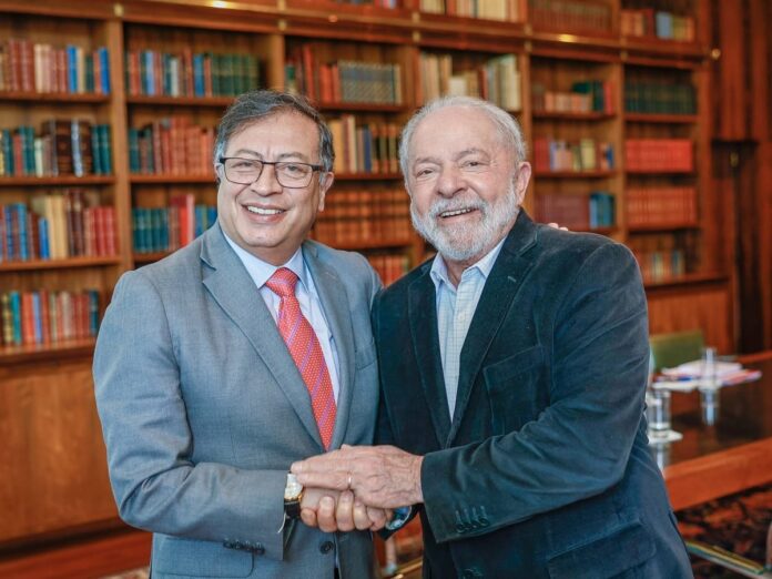 O presidente Gustavo Petro defende o sistema PIX após críticas dos EUA e propõe que o Brasil estenda a tecnologia para a Colômbia.