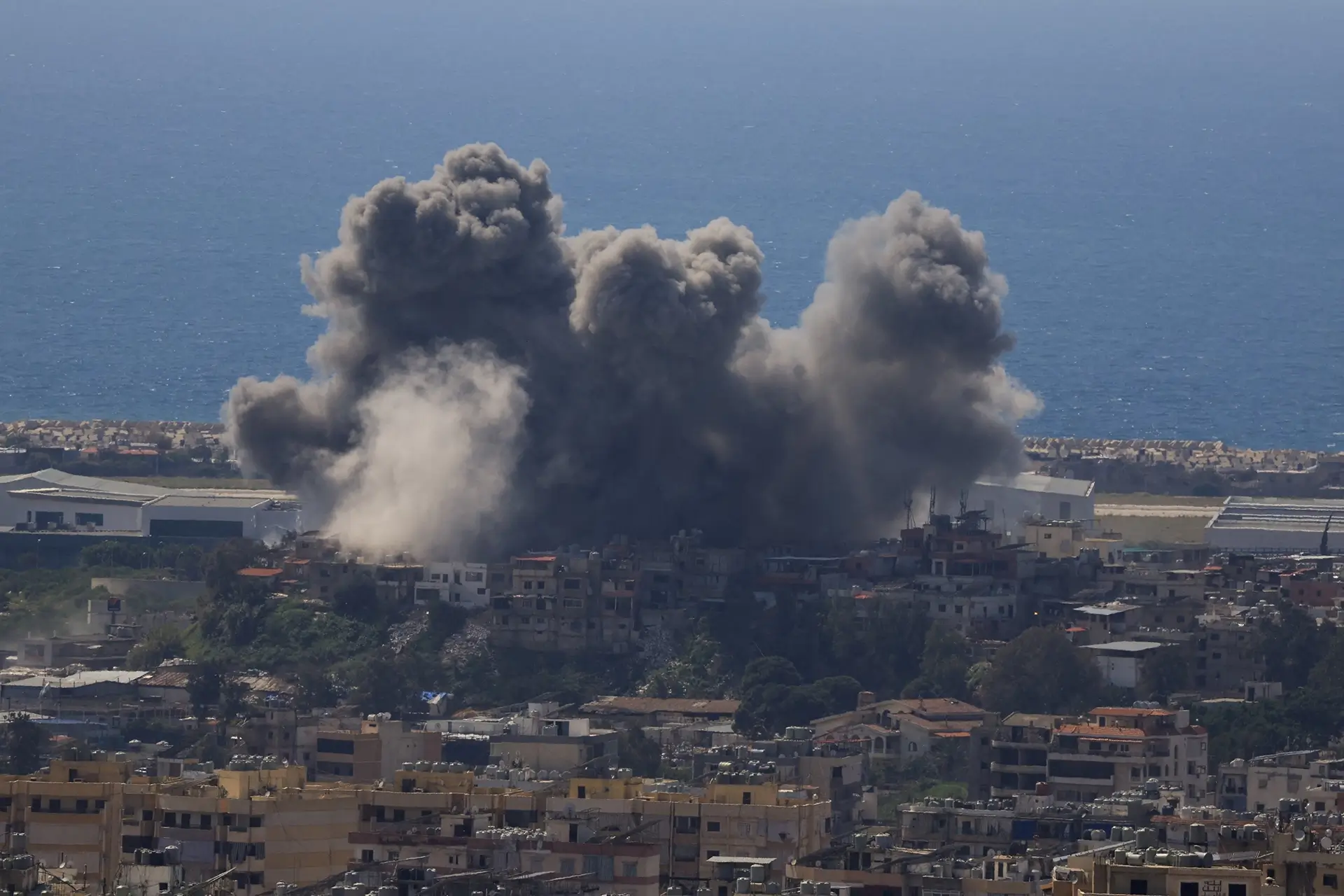O Irã anunciou o fechamento do Estreito de Ormuz e ameaça romper a trégua após ataques de Israel no Líbano.