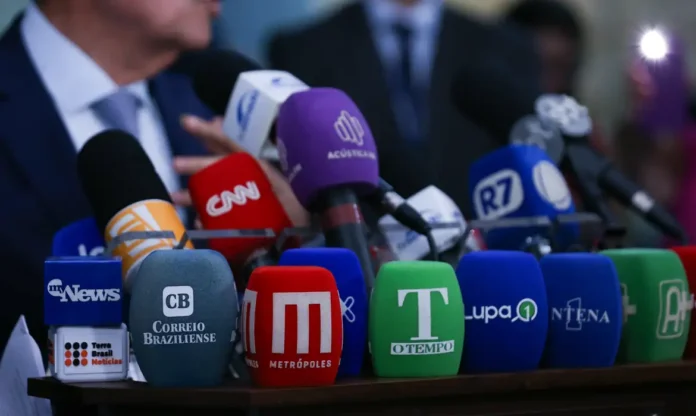 O Brasil subiu para a 52ª posição no ranking de liberdade de imprensa da RSF, ultrapassando os Estados Unidos. Confira os dados e a análise completa do relatório.