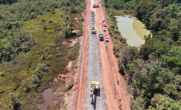 Justiça Federal suspende licitações da BR-319 por 70 dias devido a riscos ambientais no Amazonas.