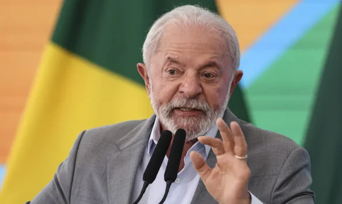 Em artigo na Alemanha, Lula defende o multilateralismo e critica gastos militares globais.