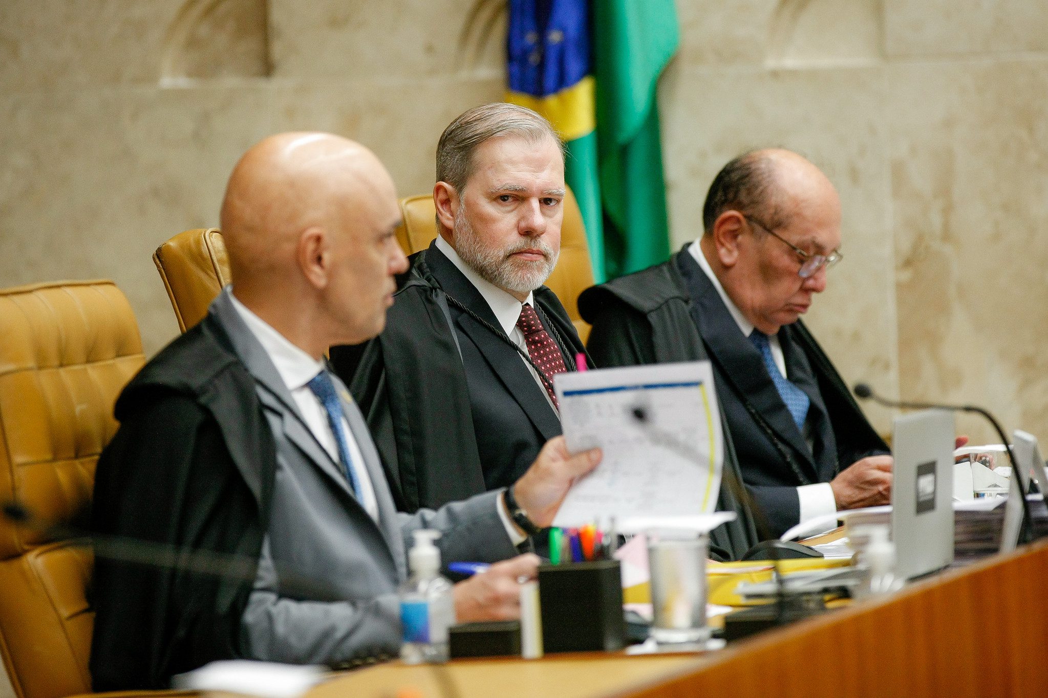 O Senado rejeitou o relatório que pedia o indiciamento de ministros do STF. Entenda os motivos da decisão e as mudanças de última hora na CPI do Crime Organizado.