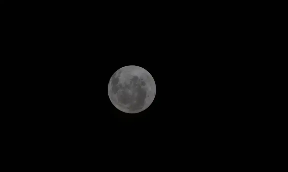 A missão Artemis 2 da Nasa divulgou uma foto inédita da Lua capturada por astronautas. Confira os detalhes do registro histórico e o progresso da viagem.