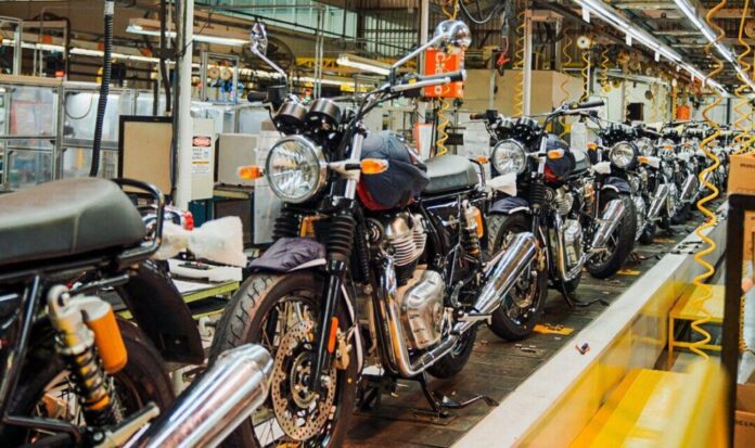 A Royal Enfield define o Brasil como prioridade global. Com vendas recordes, marca planeja fábrica em Manaus para expandir liderança em média cilindrada.