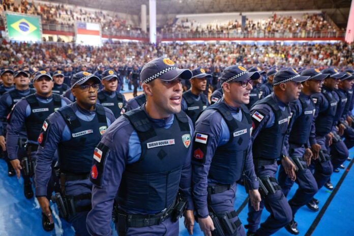 O Governo do Amazonas nomeou 500 novos soldados da PMAM. Confira detalhes sobre a promoção, pagamento retroativo e o reforço na segurança pública do estado.