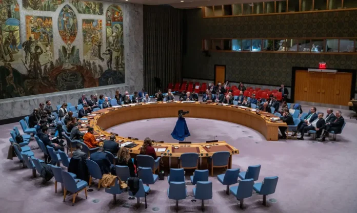 O Conselho de Segurança da ONU rejeitou a resolução sobre o Estreito de Ormuz após vetos de Rússia e China. Entenda o impacto no comércio global e no Irã.