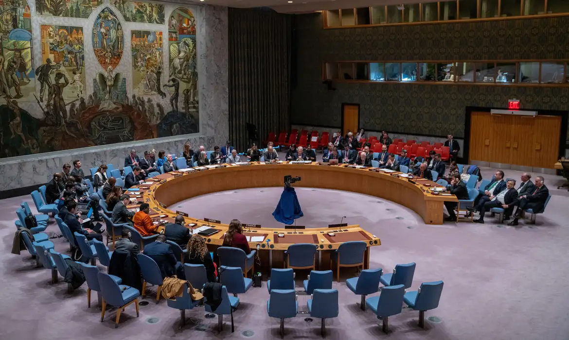 O Conselho de Segurança da ONU rejeitou a resolução sobre o Estreito de Ormuz após vetos de Rússia e China. Entenda o impacto no comércio global e no Irã.