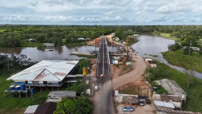 O Dnit liberou neste sábado o tráfego na ponte sobre o rio Autaz Mirim na BR 319.