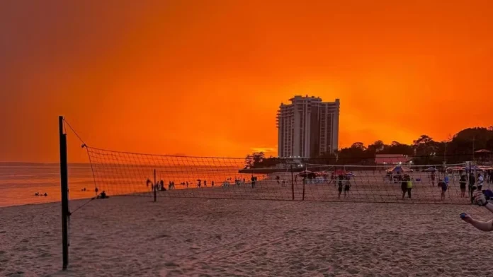 Pôr do sol em Manaus chama atenção por cores vibrantes e pode indicar alta concentração de poluentes na atmosfera, segundo meteorologista.